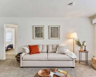 5 Mins off i15 Pickle Ball Courts Close By - Bountiful - Sala de estar