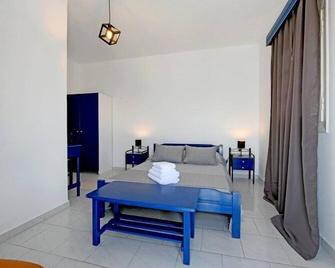 Lunar Santorini Hotel - Perissa - Schlafzimmer