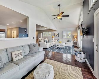 Delavan Lakefront Home with Private Pier, Sleeps 8 - Delavan - Huiskamer