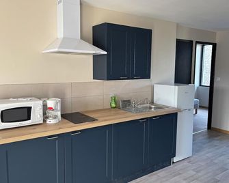 Hotel Restaurant Les Voyageurs - Vogüé - Küche