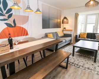 20 Bishops Way - Falmouth - Living room