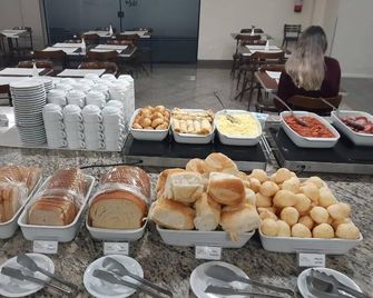 Astron Suítes São José dos Pinhais by Nobile - Сан-Жозе-дус-Піньяйс - Buffet