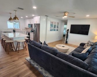 Drift House - 4Bed 3Bath Private Pool House - Cabo Cañaveral - Sala de estar