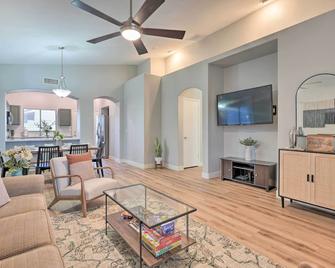 Private Yard Sunlit Peoria Vacation Rental! - Peoria - Living room