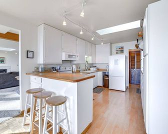 Private Beach and Deck Spacious Lake Michigan Home - Menominee - Kitchen