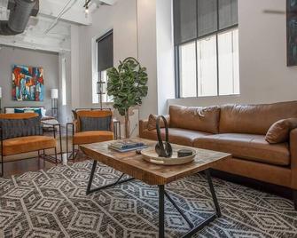 Stylish Loft in Heart of Downtown Fort Worth - Fort Worth - Living room