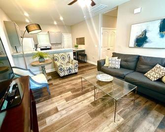 Budget Friendly Bungalow - Raleigh - Living room