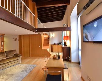 Izzhome Full Center Grand - Cagliari - Stue