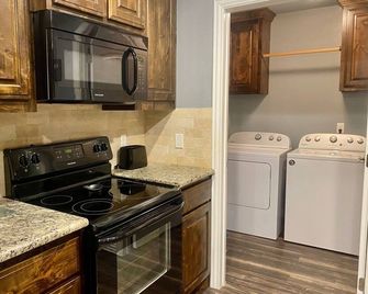 Timberland Cottage Sleeps 6. Minutes to Casino, Concerts, Lake, College - Calera - Kitchen