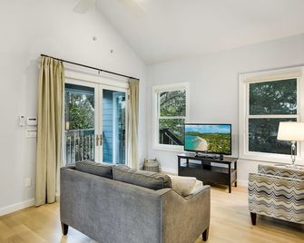 Zilker Serenity! Treetop deck, king bed. Walk to Barton Springs, dining & music. - Austin - Sala de estar
