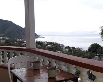 HazelWood Cottage: Beautiful Caribbean Sea views, in a comfortable space. - Roseau - Balcony