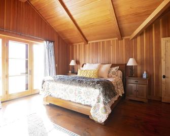White Mountains - Magnificent & Private Lakefront Lodge - Rumney - Bedroom