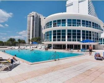 Luxury Beachfront 1 Bed/2bath Condo On The Beach With Terrace And Oceanview - Miami - Pool