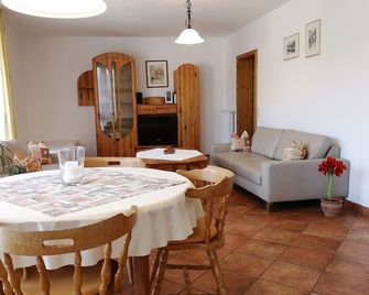 Ferienwohnung 90 qm mit Platz für bis zu fünf Personen, mit Bootsanlegeplatz. - Werbach - Eetruimte