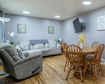 Blackbird House - Extended Stay - Great Falls - Living room