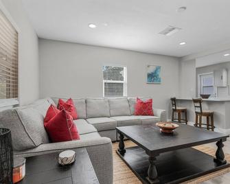 Charming 3/2 Cottage in Bokeelia! - Bokeelia - Living room