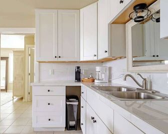 Elm Street Cottage - Seguin - Keuken