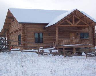 Authentic Quaint Log Cabin on 2400 Private Acres w/ Stellar Views & Hot Tub - Hamilton - Gebäude