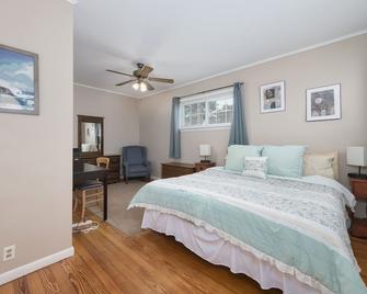 Peaches and Beach - Only 3 blocks to South Beach - South Haven - Bedroom