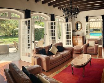 Le Petit Comte' an Oasis of Calm with heated pool and hot tub in 2.5 acres - Bergerac - Sala de estar