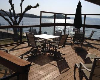 Lake Front Home, with Private Boat Launch, Beach, Pet Friendly - Glenhaven - Balcón