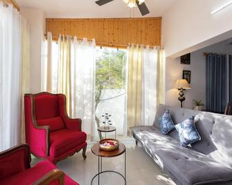 Alpine Manor 3, Dehradun by Ebony Stays| Luxury 4BHK Villa for Groups & Families - Dehradun - Living room