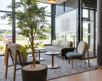 B&B HOTEL Reims Croix Blandin - Reims - Patio