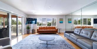 The Desoto - Oceanview Inn - Hollywood - Living room