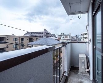 Murata Corpo 305 - Tokio - Balcón