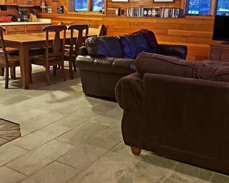 4 Seasons Of Fun On Beaver Dam Lake! - Cumberland - Living room