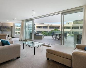 Oceanside Apartment with Garden Views - Mount Maunganui - Living room