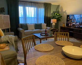 Full furnished 2 bedrooms townhouse apartment at midtown Sacramento, California. - Sacramento - Living room