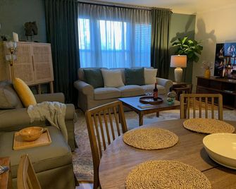 Full furnished 2 bedrooms townhouse apartment at midtown Sacramento, California. - Sacramento - Sala de estar