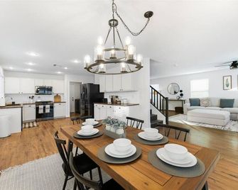 Majestic Pine 4bd/3 bath • Wifi • Pool•BBQ grill - Las Vegas - Dining room