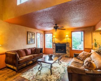 Home2 Suites by Hilton McHenry Deep Creek Lake - McHenry - Living room