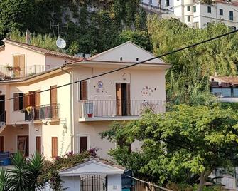 Henry's Guest House in the heart of the Historic Center of Salerno - Salerno - Gebäude