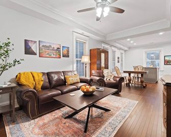 Historic Urban Retreat Fit For A King! - Fort Wayne - Living room