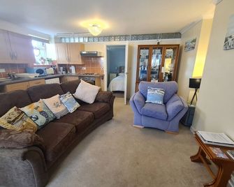 The Garden Flat Torquay with parking and dog friendly. - Torquay - Living room