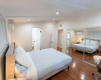 Luxury & Central 3 Bedroom, 2.5 Bathroom House - Family & Pet-Friendly - Los Angeles - Bedroom