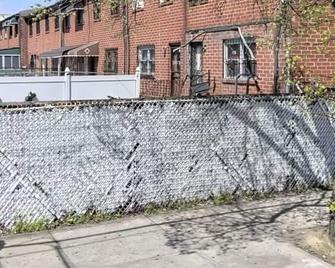 Cozy 4 bedroom house to have an enjoyable time for you and friends. - Brooklyn - Building