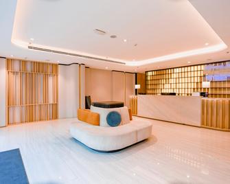 Holiday Inn Express & Suites Bangkok Central Pier By IHG - Bangkok - Front desk