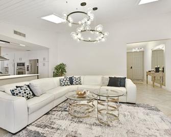 Cozy home with big pool in Wellington! - Wellington - Living room