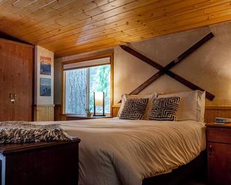 Chase's River Cabin - Hot-tub Firepit & Fireplace - Granite Falls - Bedroom