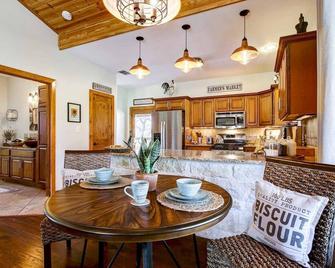 The Hill Country Cottage - Hondo - Їдальня