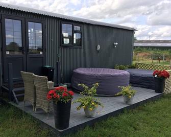 Willowbank Wine Down. Tranquil Shepherds Hut - Hook - Outdoor view
