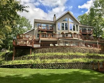 Terrace on the Lake, Spectacular Large Home with Private Beach - Warrensburg - Edificio