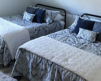 Located steps away to town park, hiking, popular & nationally recognized Main St - Littleton - Camera da letto