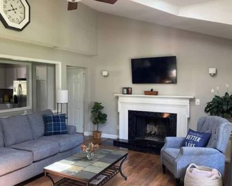 Lakeside Sarandipity: Sleeps 8 with outdoor spaces! - Effingham - Wohnzimmer