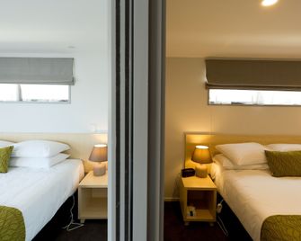 2 on Whiteleigh and 239 on Lincoln Motel - כרייסטצ'רץ' - חדר שינה