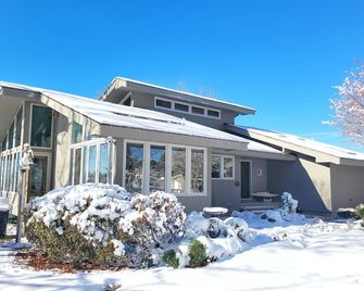 Irvington's Premier Waterfront Retreat~Beach~Kayaks~Amazing Views - Irvington - Building